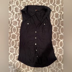 G by Guess sleeveless button down top.